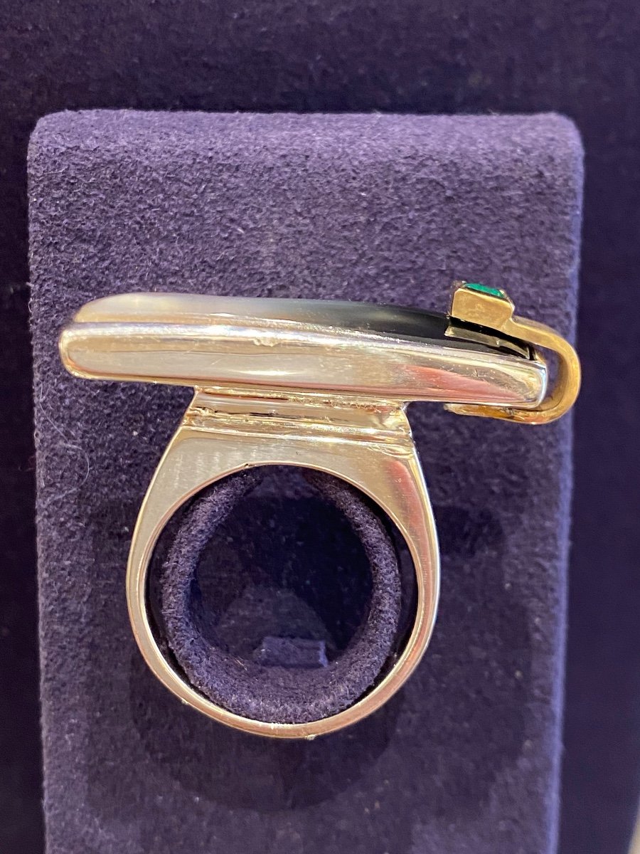 Janine Renard (1947), Modernist mother-of-pearl and emerald ring