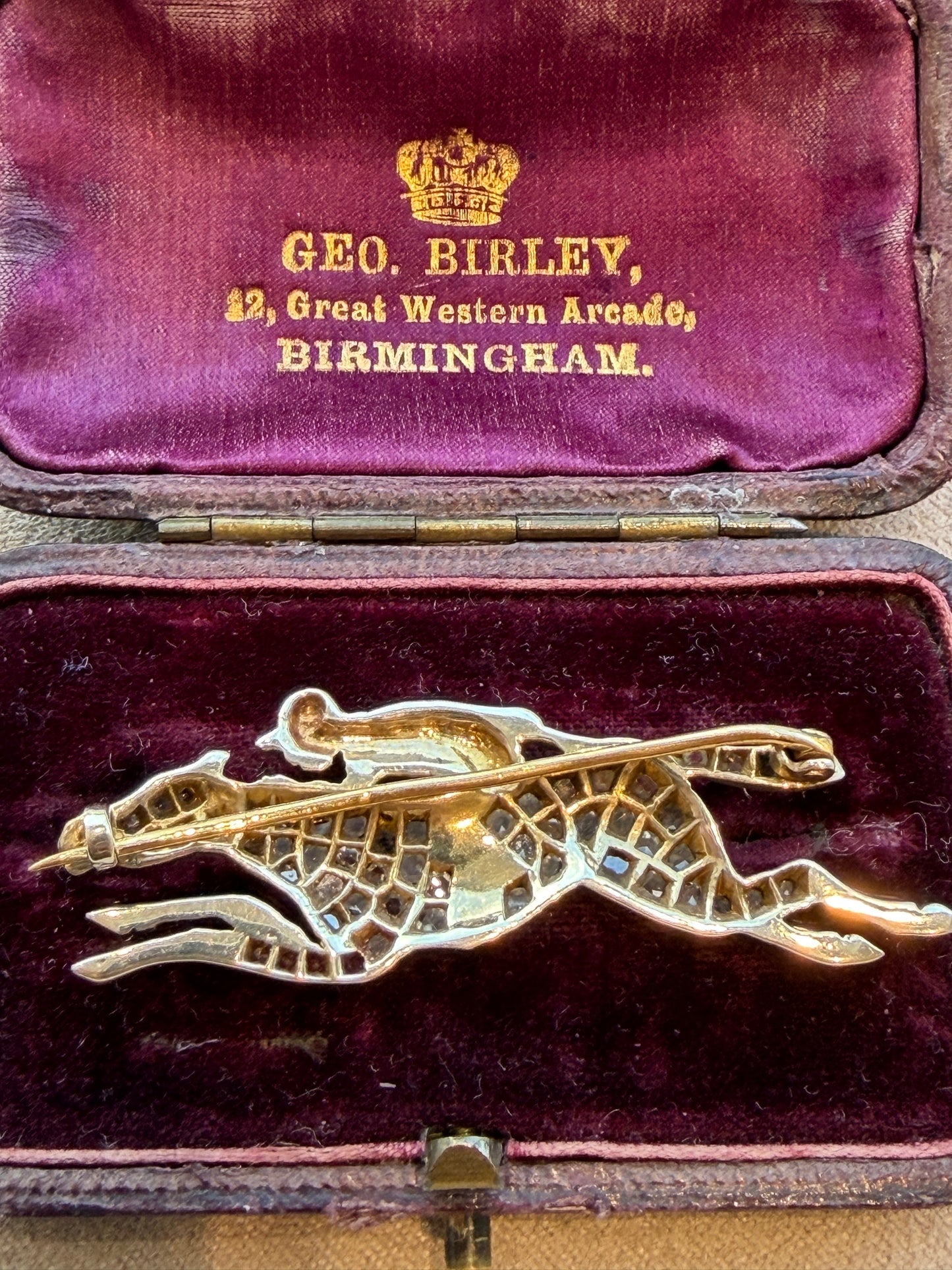 BROCHE VICTORIENNE ANCIENNE REPRESENTANT UN JOCKEY SUR SON PUR-SANG