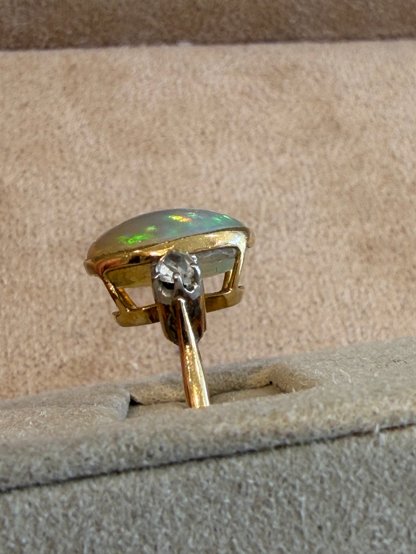 BAGUE ANCIENNE OPALE & DIAMANTS