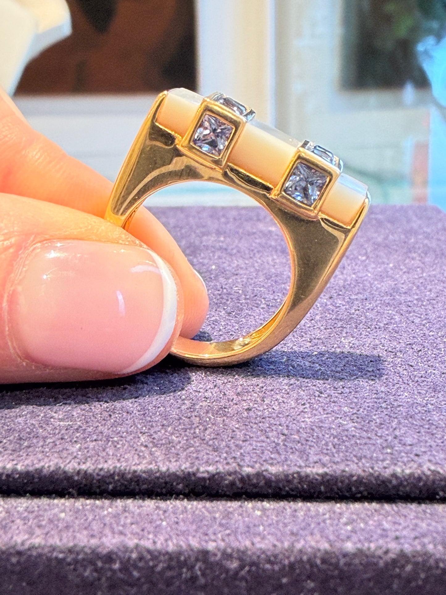 BAGUE MODERNISTE NACRE & SAPHIRS