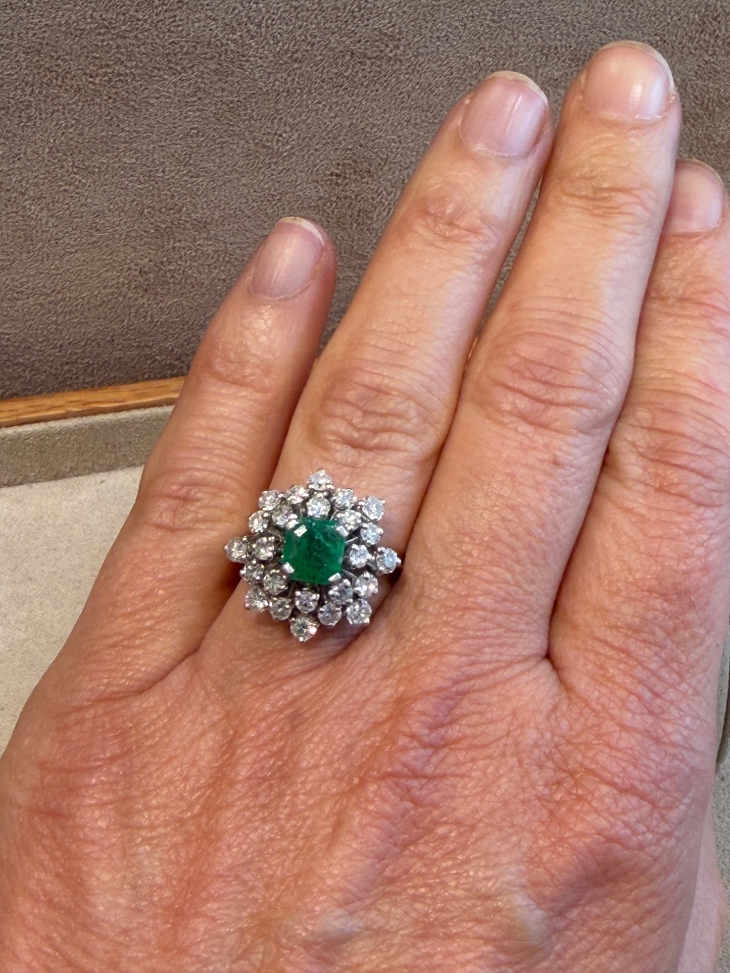 BAGUE EN OR GRIS, DIAMANTS & EMERAUDE