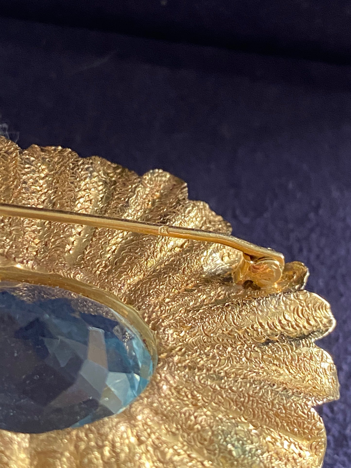 Yvonne Arnould, Broche fleur topaze bleue