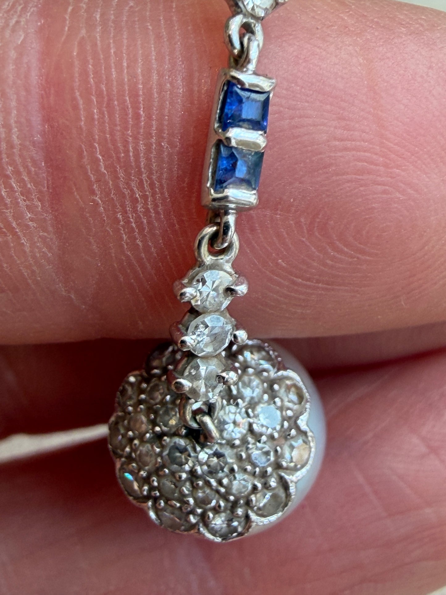 BOUCLES D'OREILLES PENDANTES PERLES, DIAMANTS & SAPHIRS