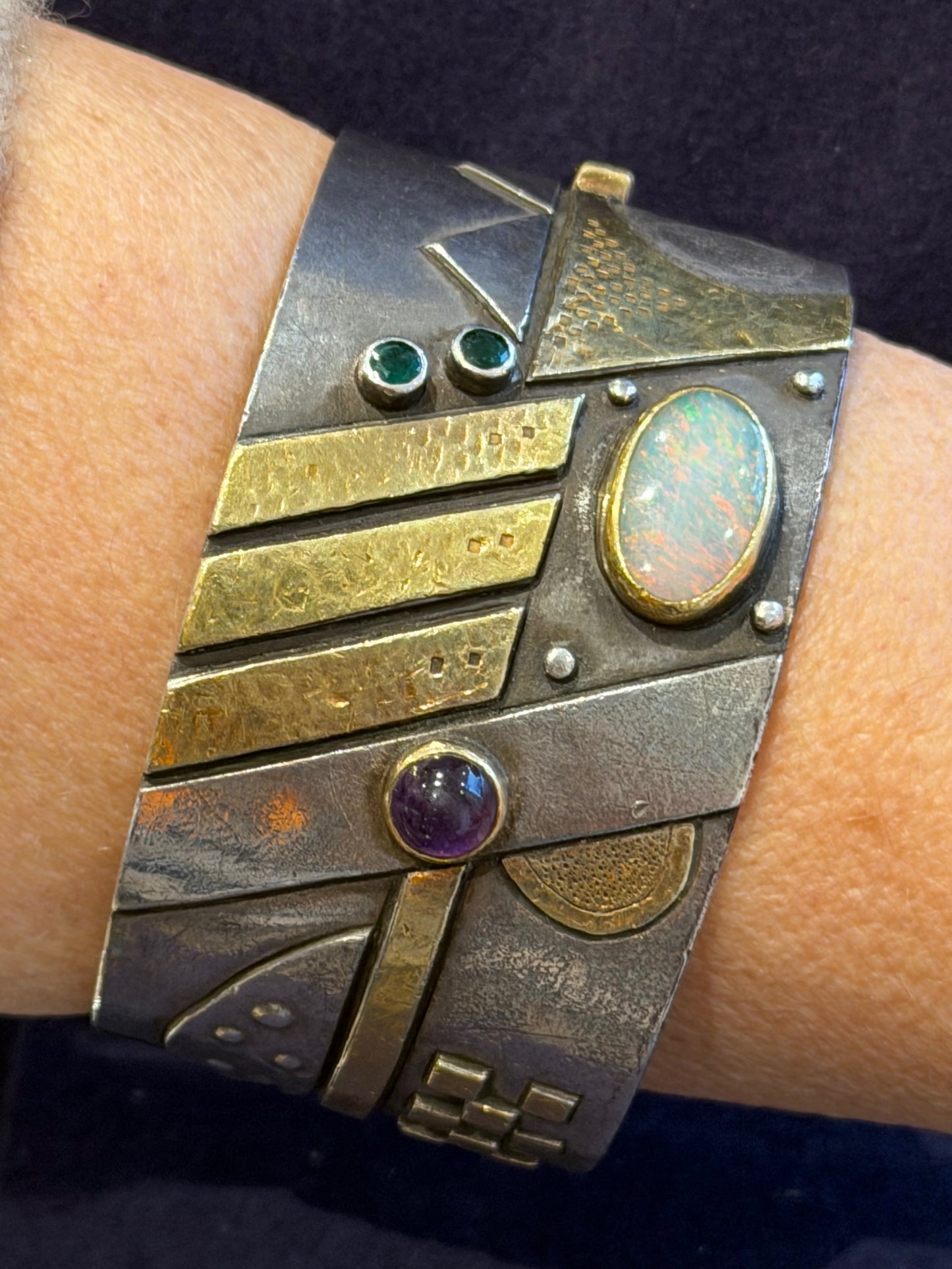 LINDA LADURNER (1957) , MANCHETTE MODERNISTE