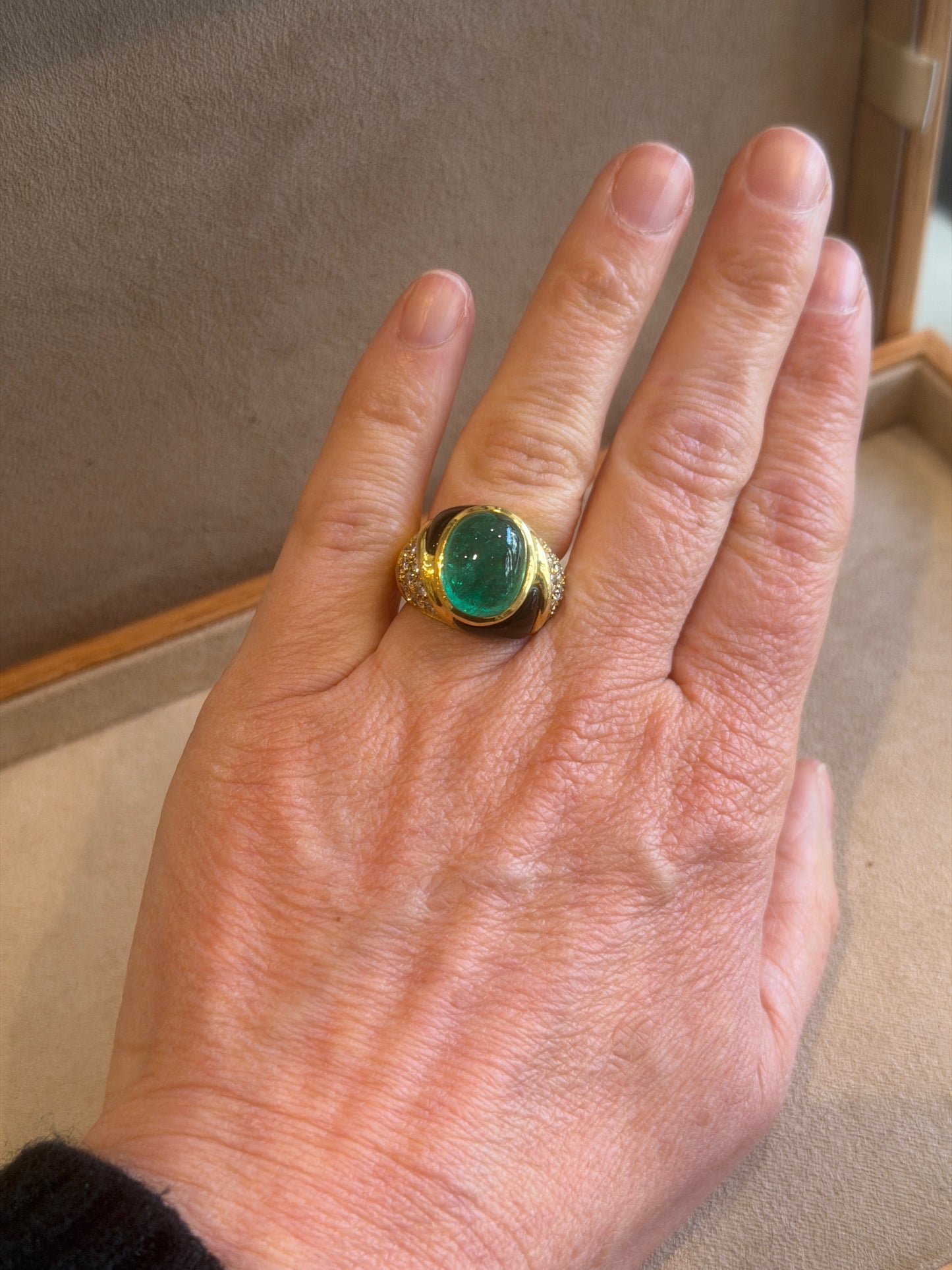 BAGUE EMERAUDE CABOCHON, DIAMANTS & EMAIL NOIR