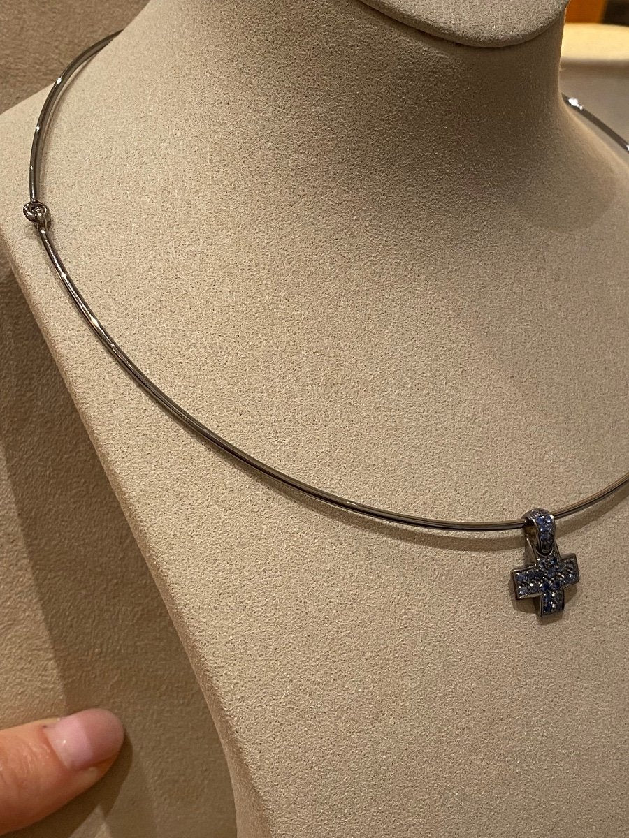 Pomellato, Collier Rigide Avec Croix En Or Pavée De Saphirs