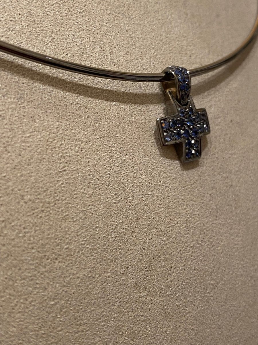 Pomellato, Collier Rigide Avec Croix En Or Pavée De Saphirs