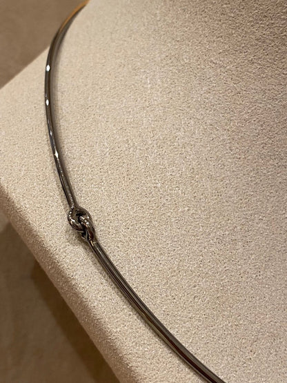 Pomellato, Collier Rigide Avec Croix En Or Pavée De Saphirs