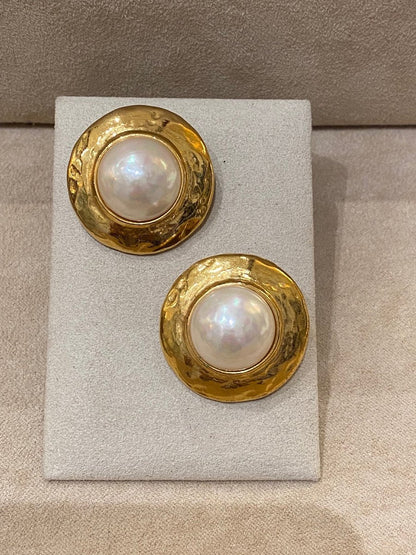 Yves Saint Laurent, Boucles d'oreilles clips dorées et perles fantaisie