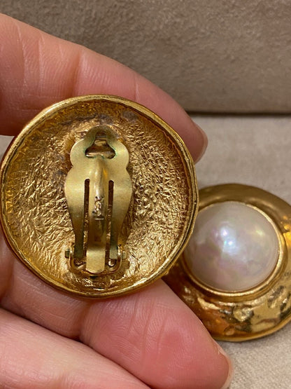 Yves Saint Laurent, Boucles d'oreilles clips dorées et perles fantaisie