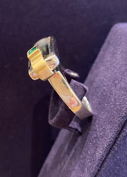 Janine Renard (1947), Modernist mother-of-pearl and emerald ring