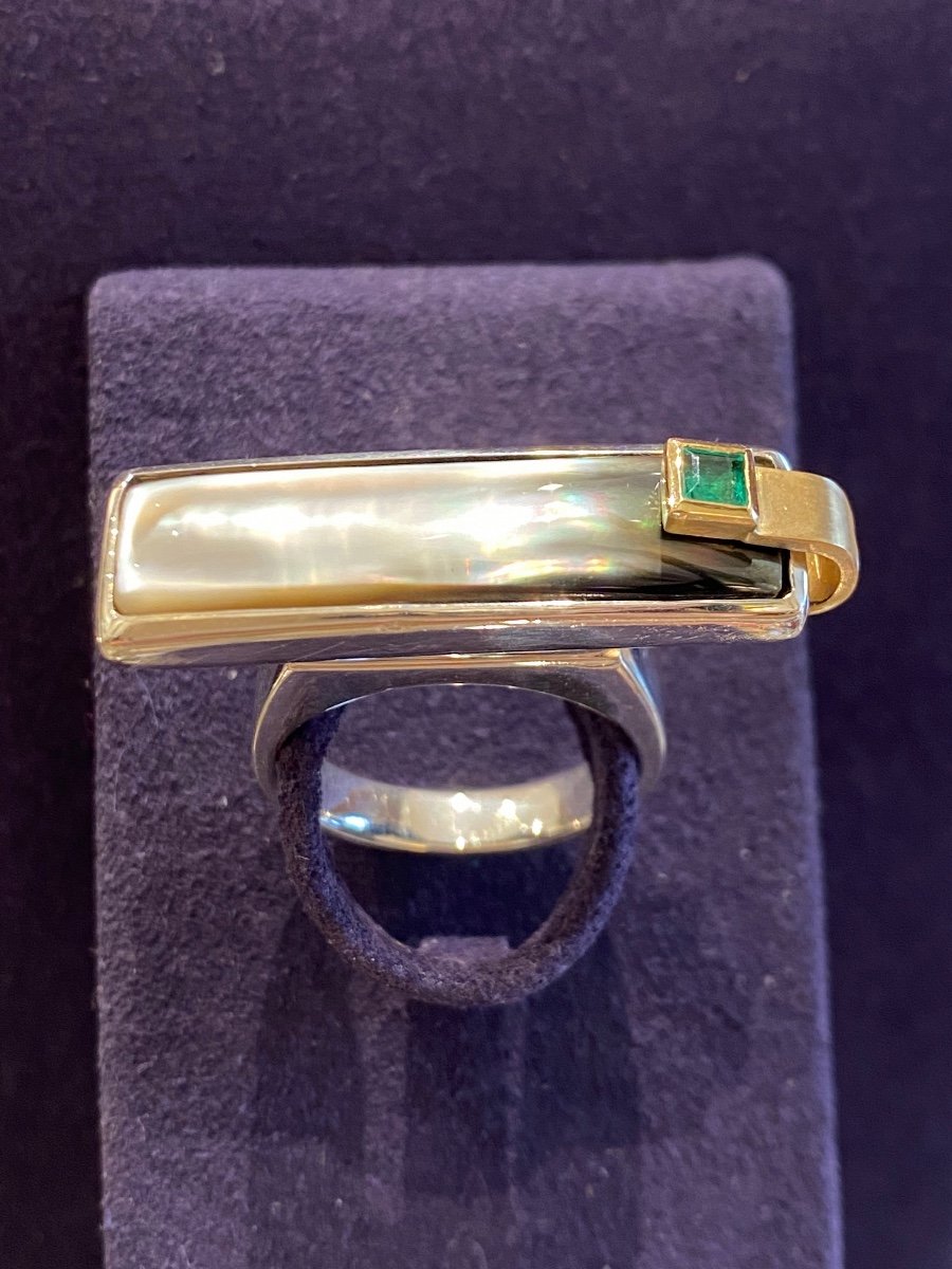 Janine Renard (1947), Modernist mother-of-pearl and emerald ring