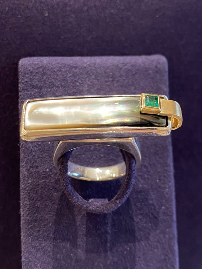 Janine Renard (1947), Modernist mother-of-pearl and emerald ring