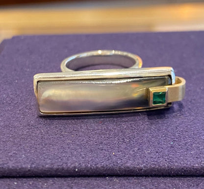Janine Renard (1947), Modernist mother-of-pearl and emerald ring