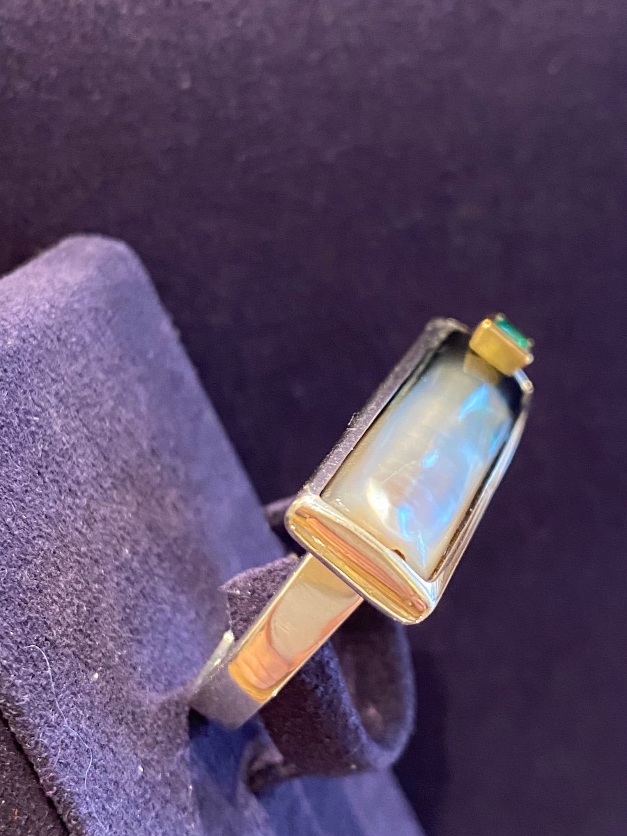 Janine Renard (1947), Modernist mother-of-pearl and emerald ring