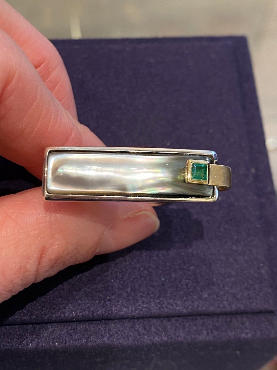 Janine Renard (1947), Modernist mother-of-pearl and emerald ring