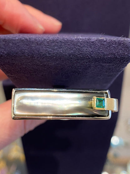 Janine Renard (1947), Modernist mother-of-pearl and emerald ring