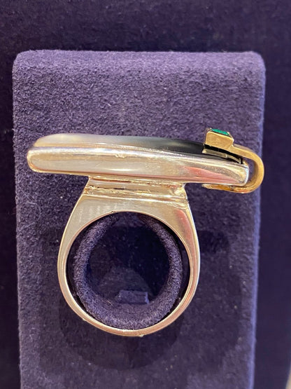 Janine Renard (1947), Modernist mother-of-pearl and emerald ring