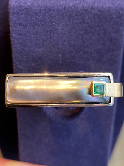 Janine Renard (1947), Modernist mother-of-pearl and emerald ring