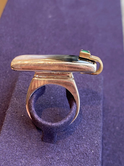 Janine Renard (1947), Modernist mother-of-pearl and emerald ring