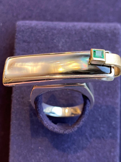 Janine Renard (1947), Modernist mother-of-pearl and emerald ring