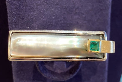 Janine Renard (1947), Modernist mother-of-pearl and emerald ring