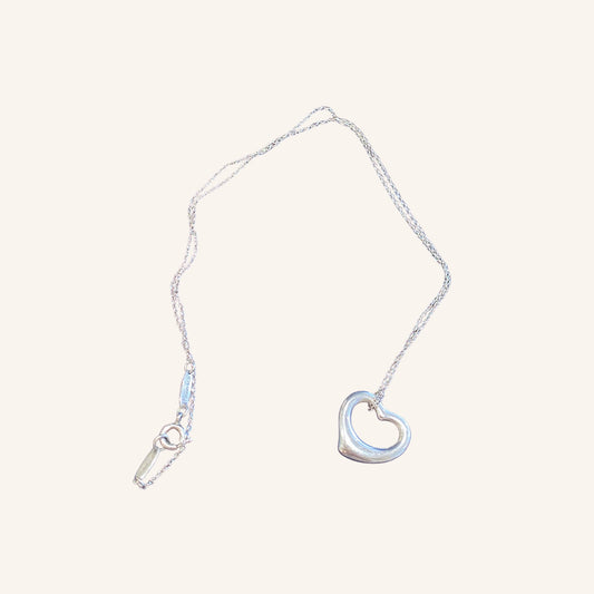 Tiffany & Co, par Elsa Peretti (1940-2021), Collier  en argent "Open heart"