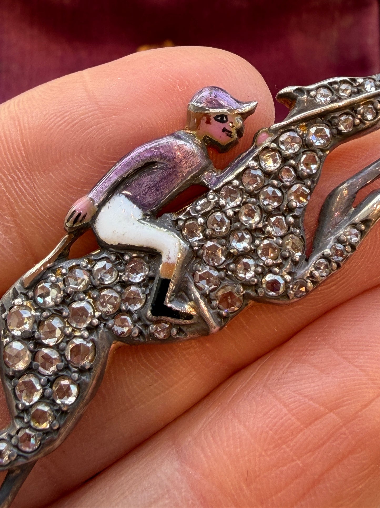 BROCHE VICTORIENNE ANCIENNE REPRESENTANT UN JOCKEY SUR SON PUR-SANG