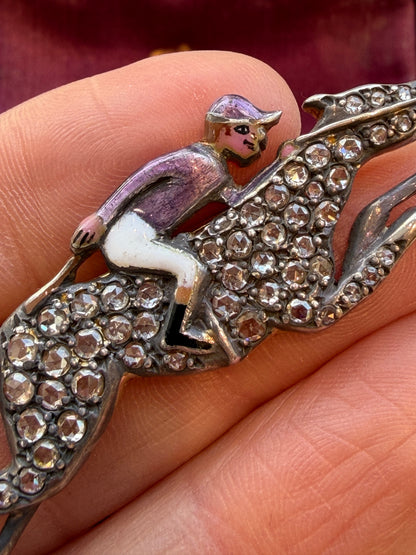 BROCHE VICTORIENNE ANCIENNE REPRESENTANT UN JOCKEY SUR SON PUR-SANG