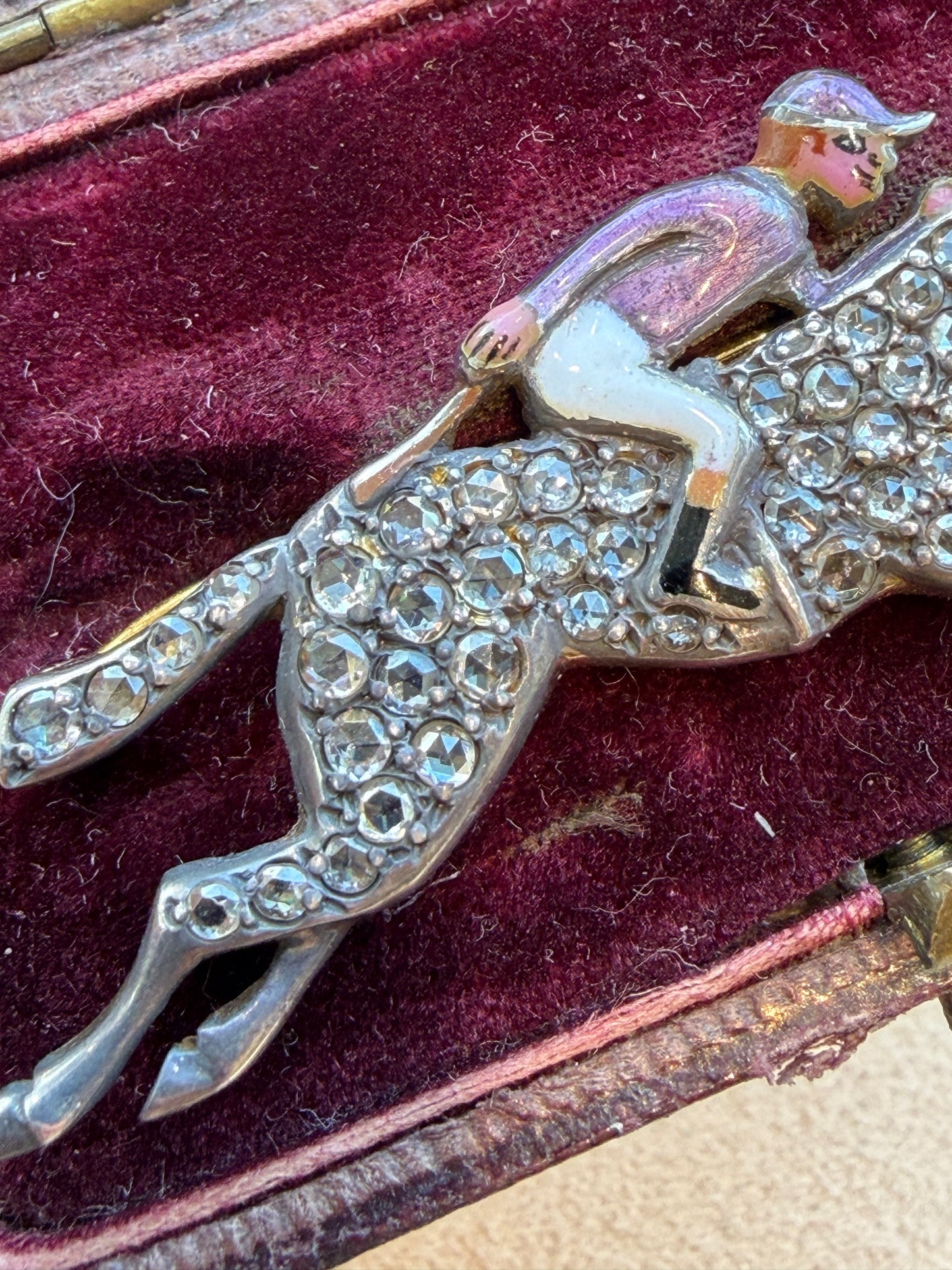BROCHE VICTORIENNE ANCIENNE REPRESENTANT UN JOCKEY SUR SON PUR-SANG