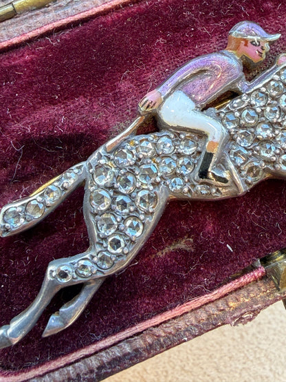 BROCHE VICTORIENNE ANCIENNE REPRESENTANT UN JOCKEY SUR SON PUR-SANG