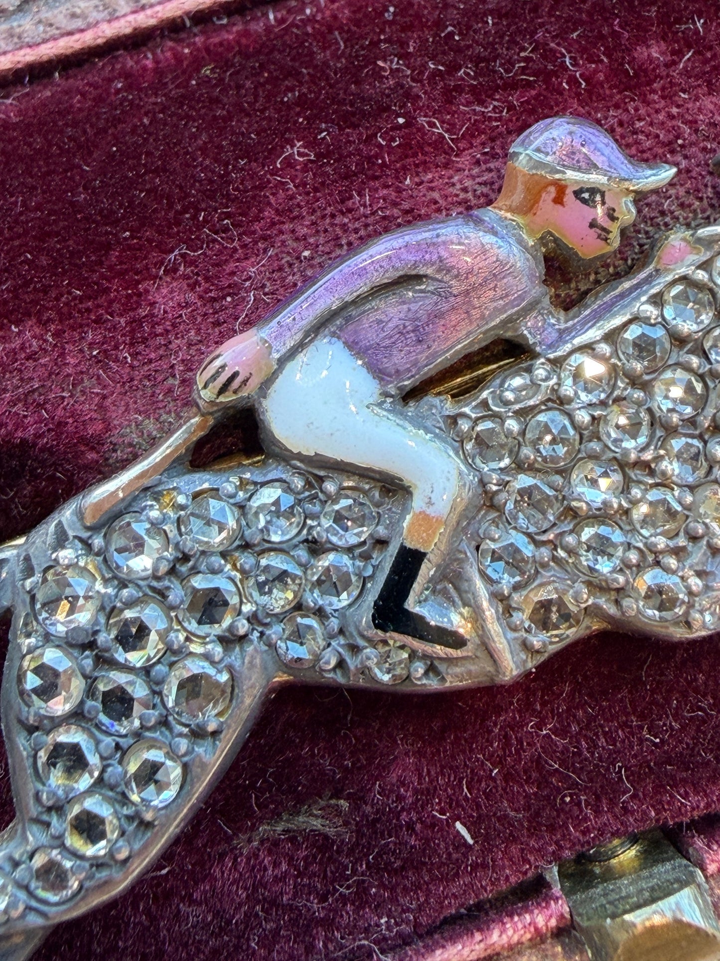 BROCHE VICTORIENNE ANCIENNE REPRESENTANT UN JOCKEY SUR SON PUR-SANG