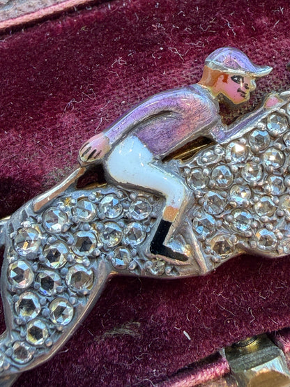 BROCHE VICTORIENNE ANCIENNE REPRESENTANT UN JOCKEY SUR SON PUR-SANG