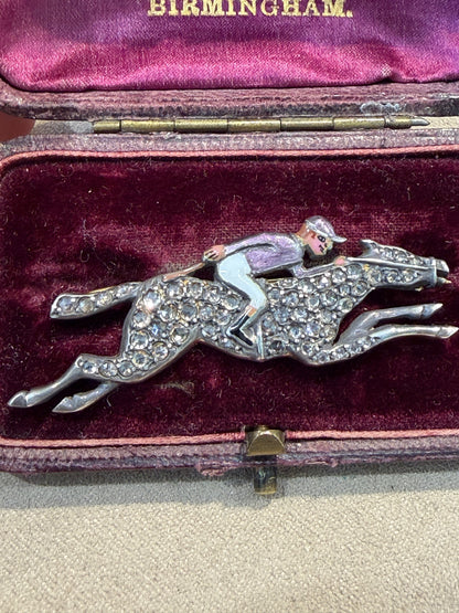 BROCHE VICTORIENNE ANCIENNE REPRESENTANT UN JOCKEY SUR SON PUR-SANG