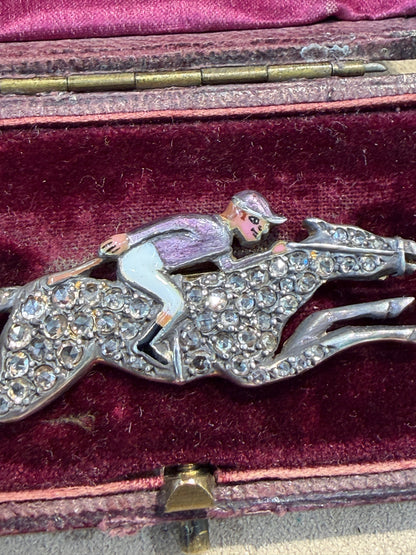 BROCHE VICTORIENNE ANCIENNE REPRESENTANT UN JOCKEY SUR SON PUR-SANG