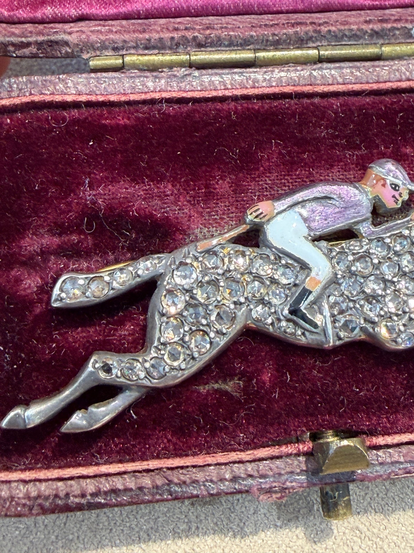 BROCHE VICTORIENNE ANCIENNE REPRESENTANT UN JOCKEY SUR SON PUR-SANG