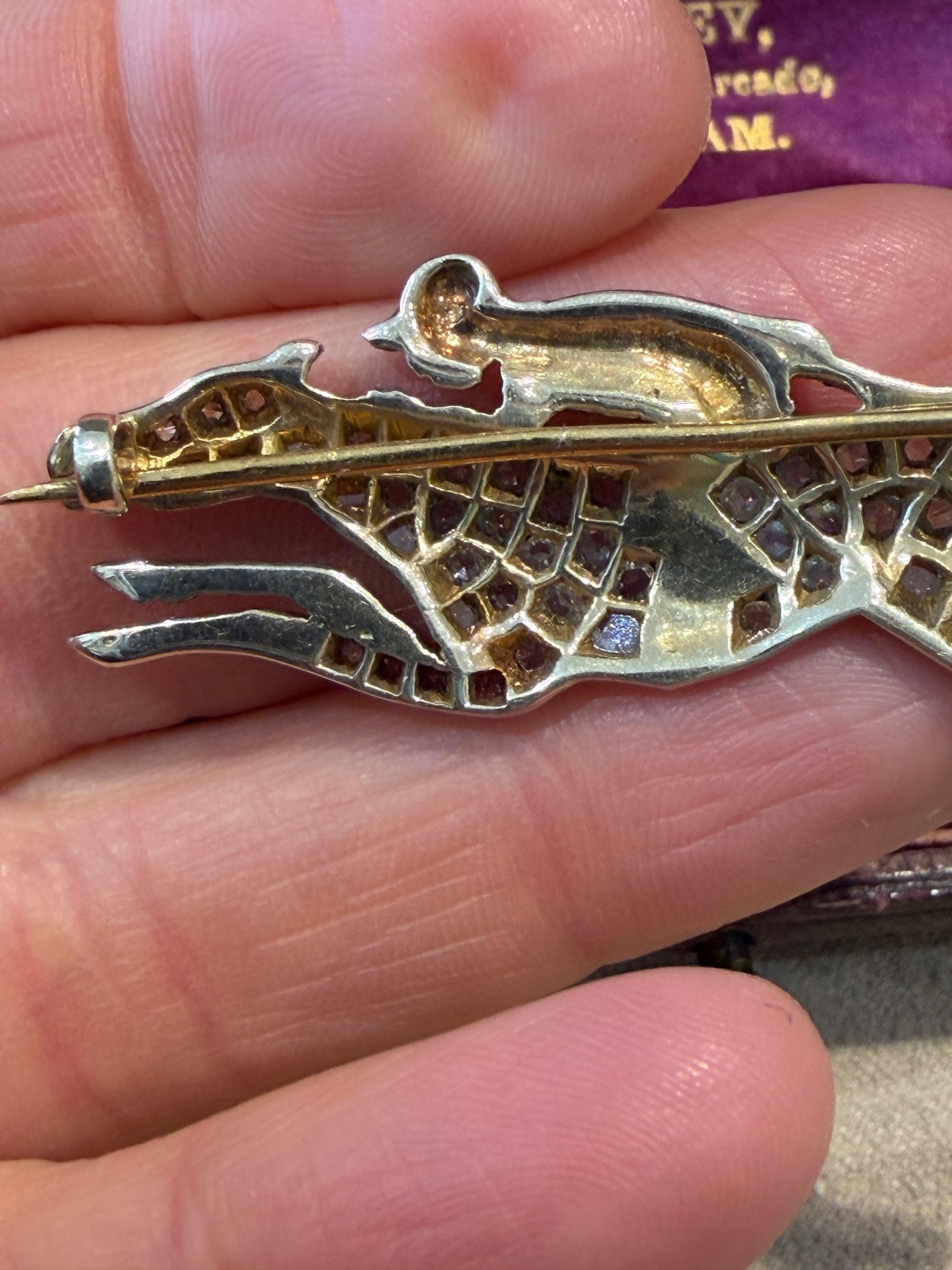 BROCHE VICTORIENNE ANCIENNE REPRESENTANT UN JOCKEY SUR SON PUR-SANG