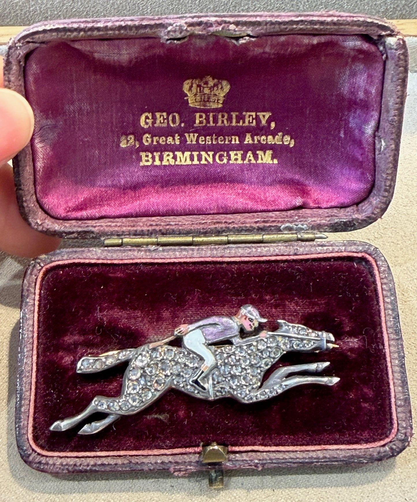 BROCHE VICTORIENNE ANCIENNE REPRESENTANT UN JOCKEY SUR SON PUR-SANG