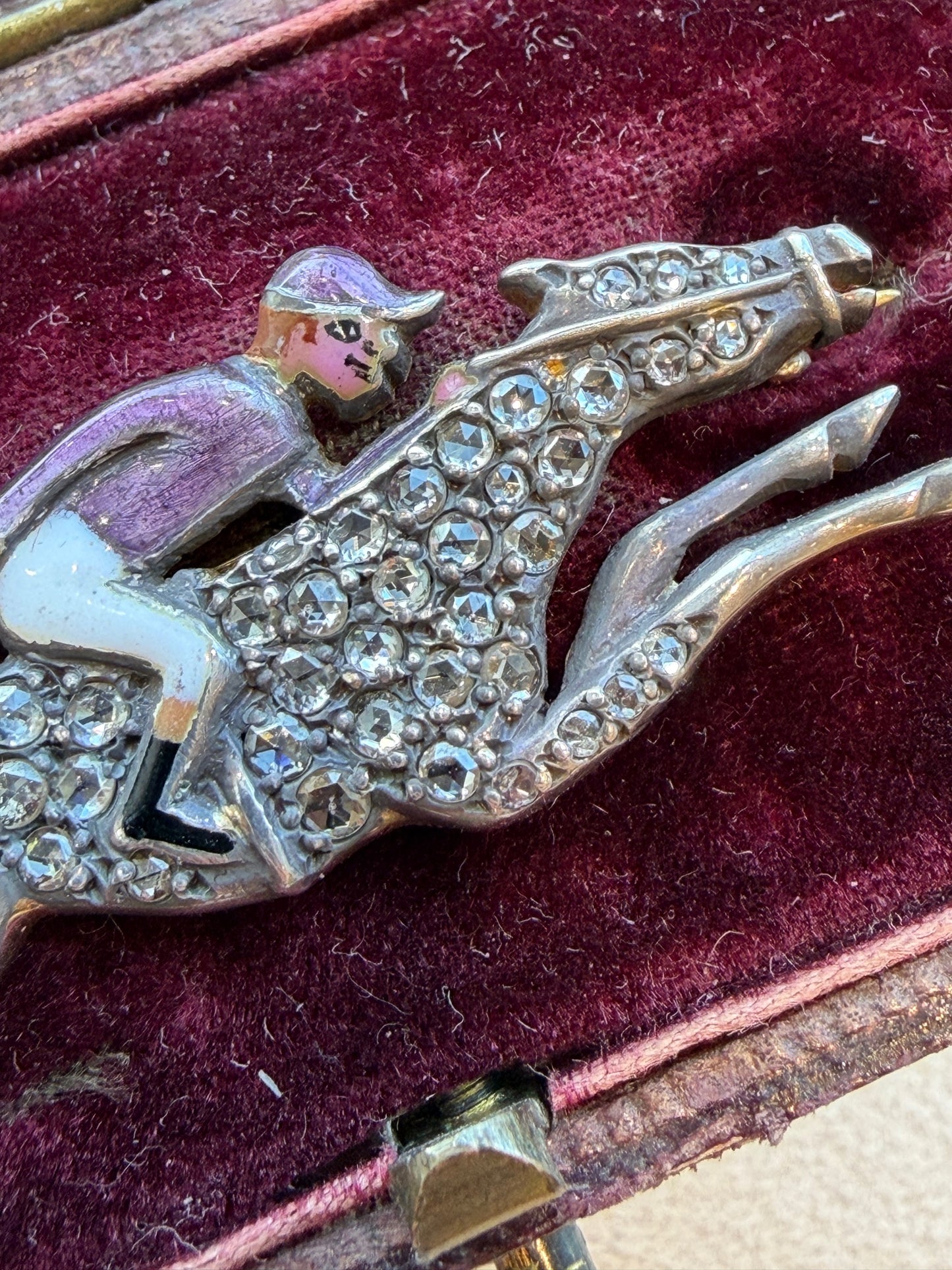 BROCHE VICTORIENNE ANCIENNE REPRESENTANT UN JOCKEY SUR SON PUR-SANG