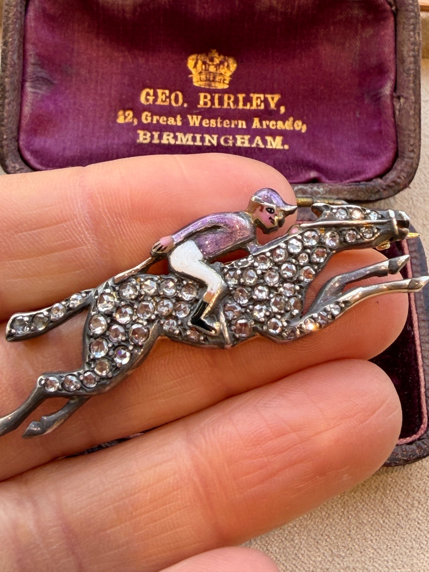 BROCHE VICTORIENNE ANCIENNE REPRESENTANT UN JOCKEY SUR SON PUR-SANG