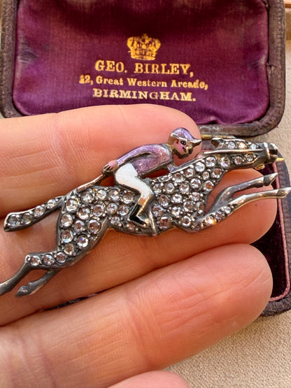 BROCHE VICTORIENNE ANCIENNE REPRESENTANT UN JOCKEY SUR SON PUR-SANG
