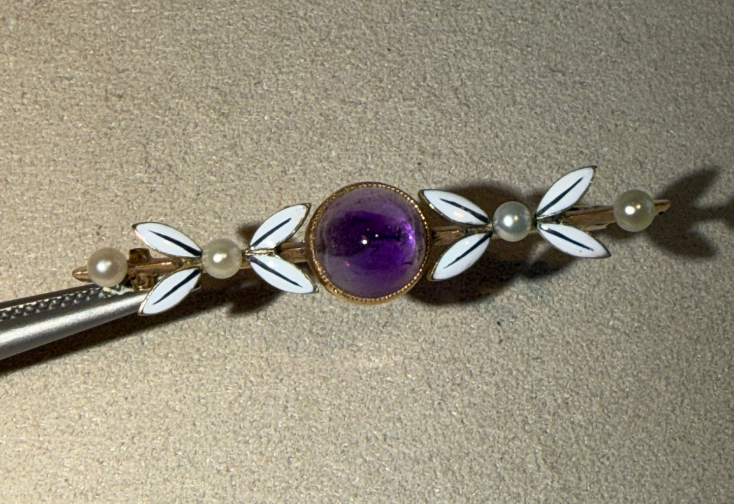 BROCHE ANCIENNE AMETHYSTE, EMAIL & PERLES