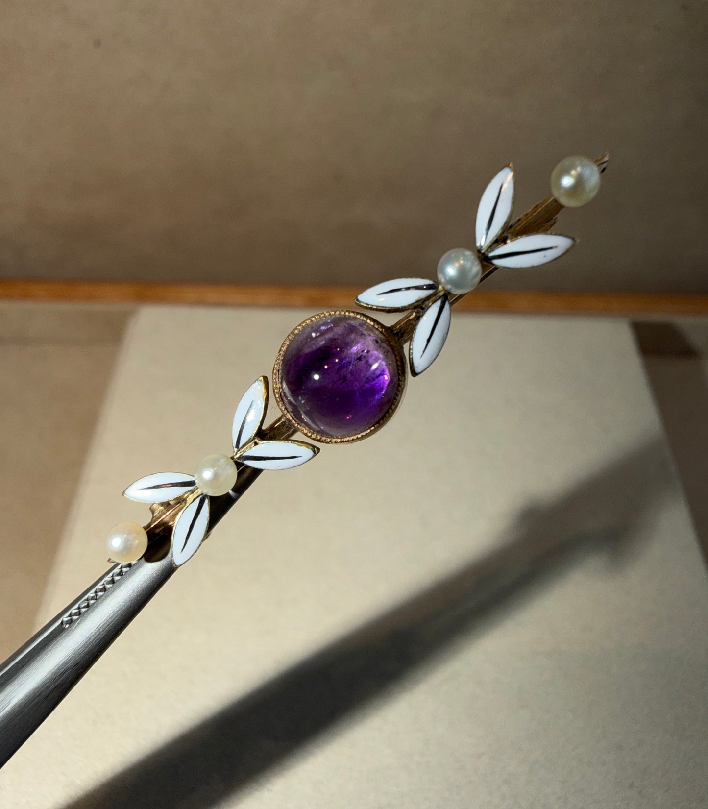 BROCHE ANCIENNE AMETHYSTE, EMAIL & PERLES