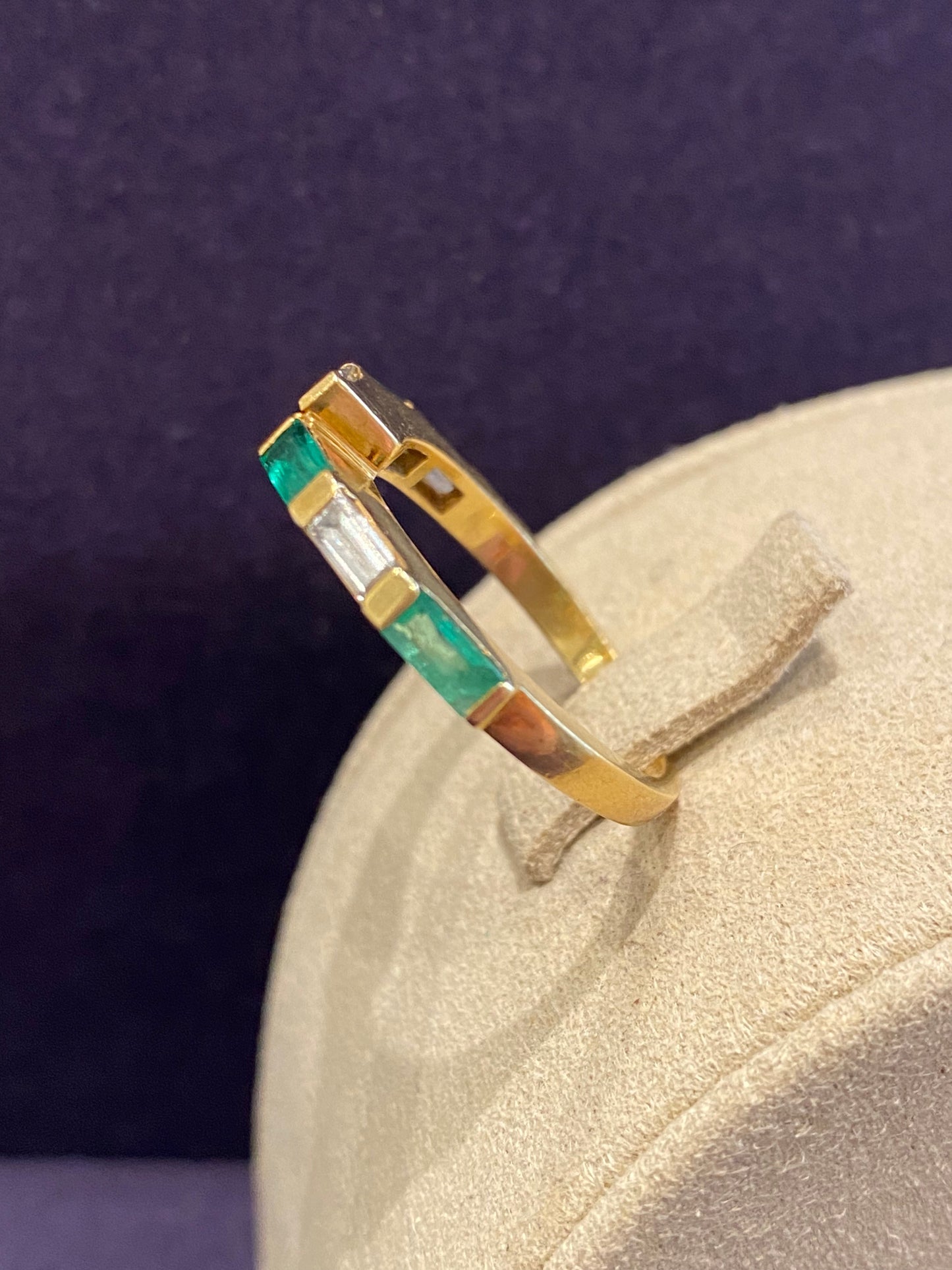 Demi alliance en or diamants & émeraudes