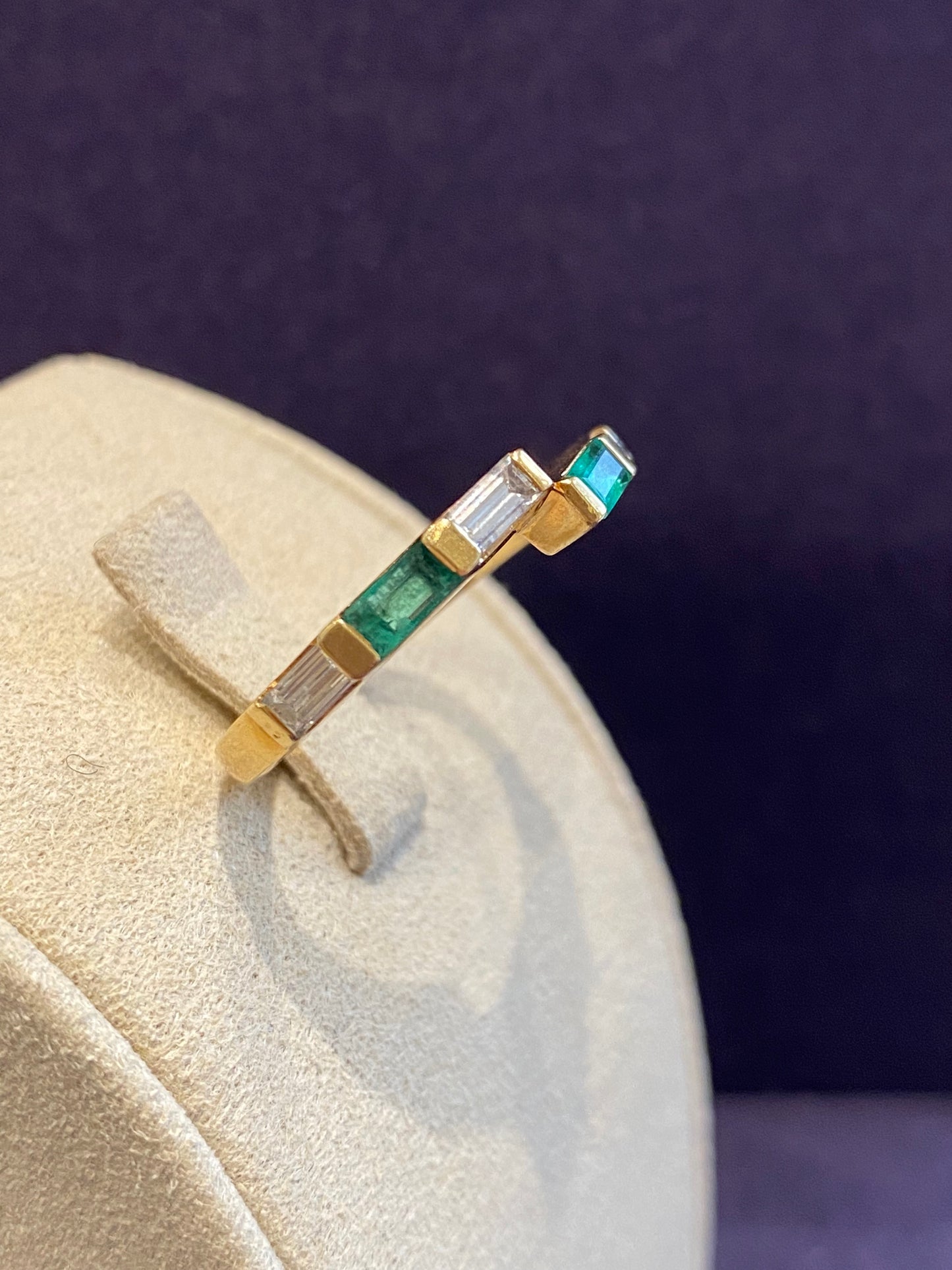 Demi alliance en or diamants & émeraudes