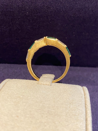 Demi alliance en or diamants & émeraudes