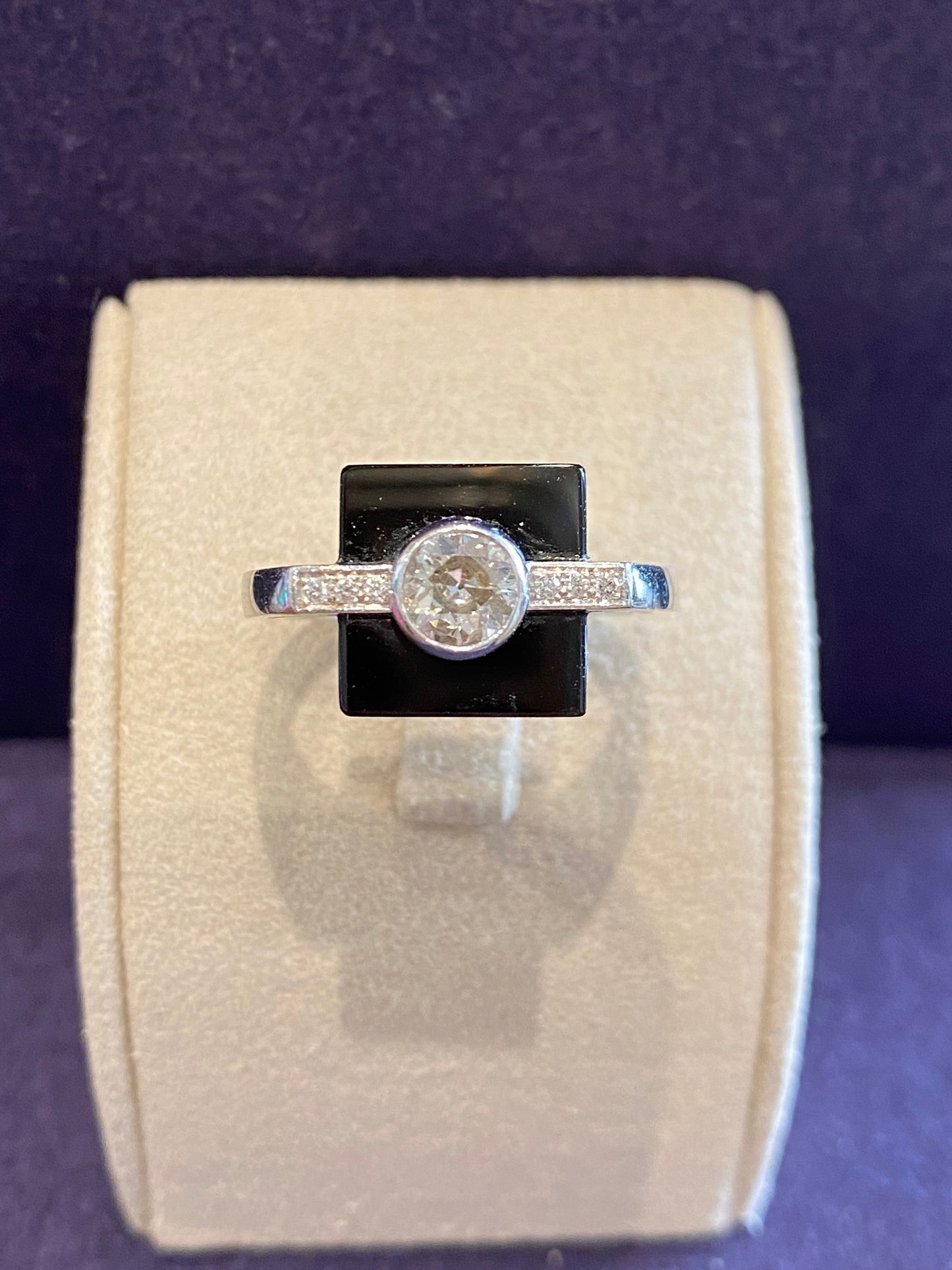 BAGUE STYLE ART DECO, DIAMANTS & ONYX