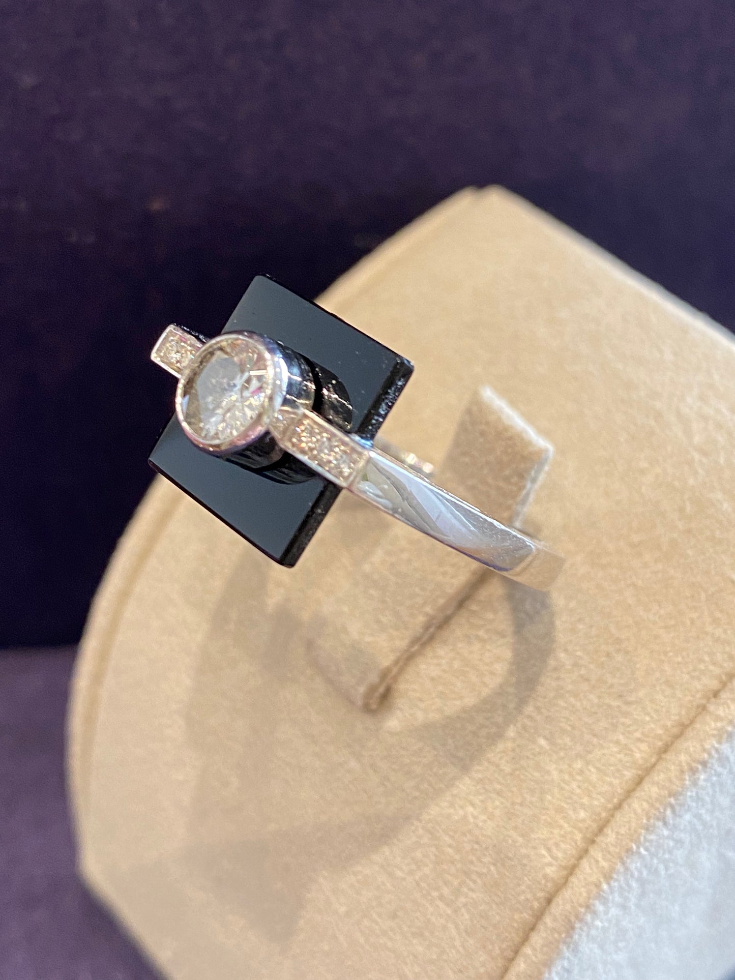 BAGUE STYLE ART DECO, DIAMANTS & ONYX