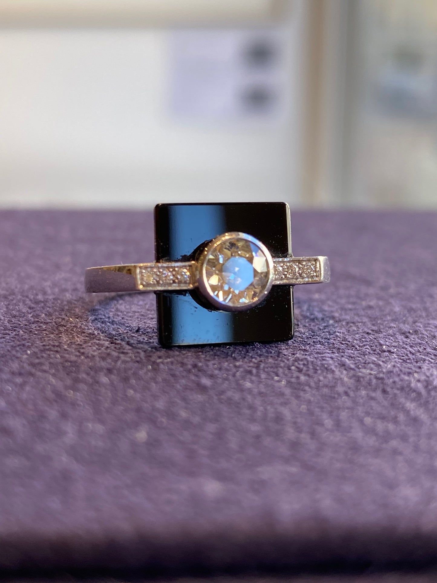 BAGUE STYLE ART DECO, DIAMANTS & ONYX