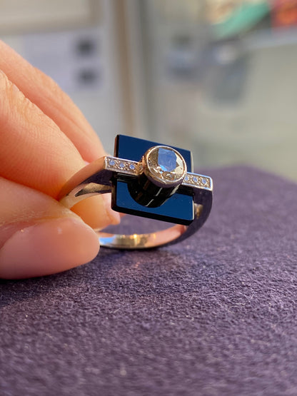 BAGUE STYLE ART DECO, DIAMANTS & ONYX